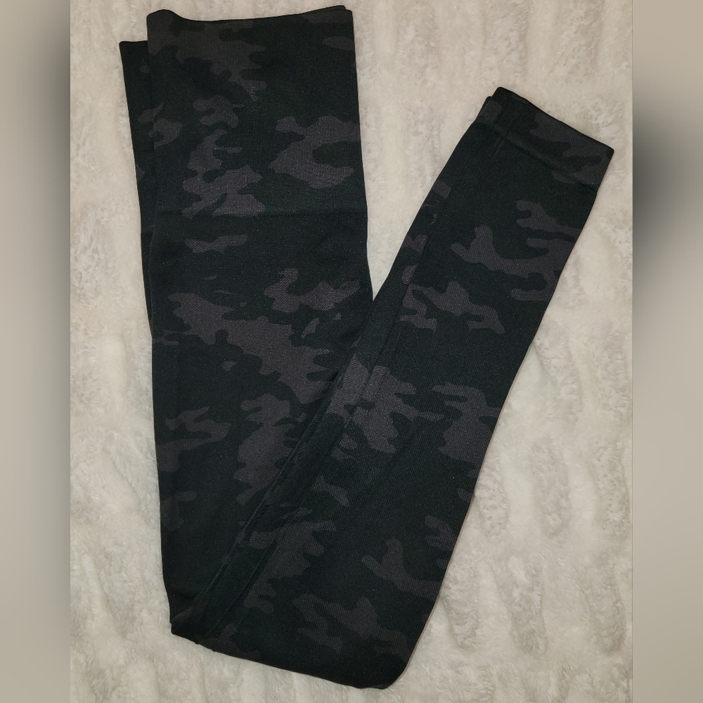 SPANX Look At Me Now Camouflage Leggings